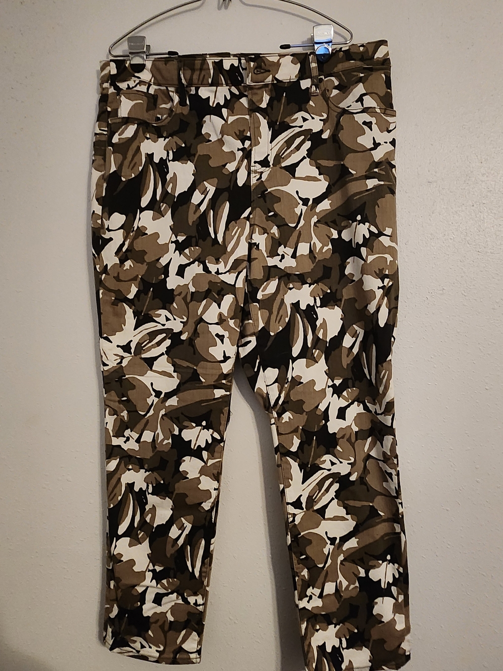Chico's So Slimming Girlfriend Slim Leg Pants Women's 3R (16R) Abstract Camo